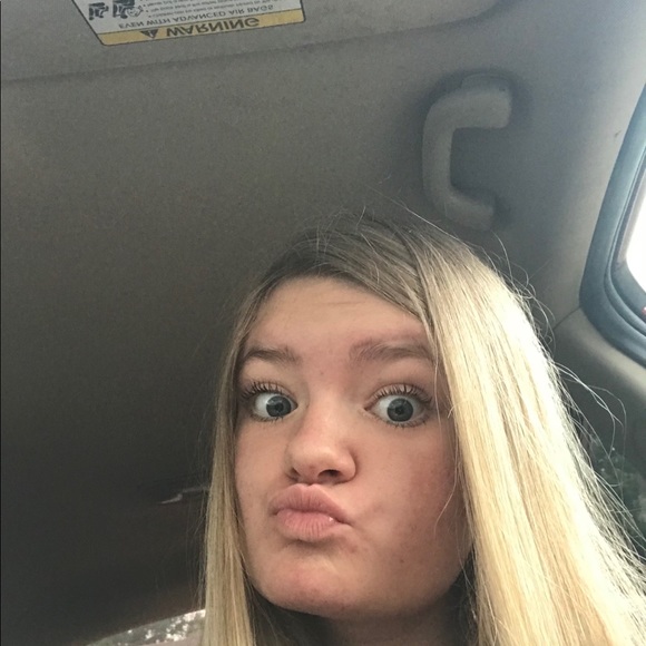 Meet your Posher, Cecilia - Picture 2 of 2